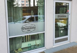 Kortteliravintola Mummolan ikkunateippaukset. Logon taustalla huurreteippi.