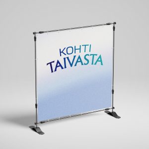 Esiintymislavalle usean metrin pituiset taustakankaat.